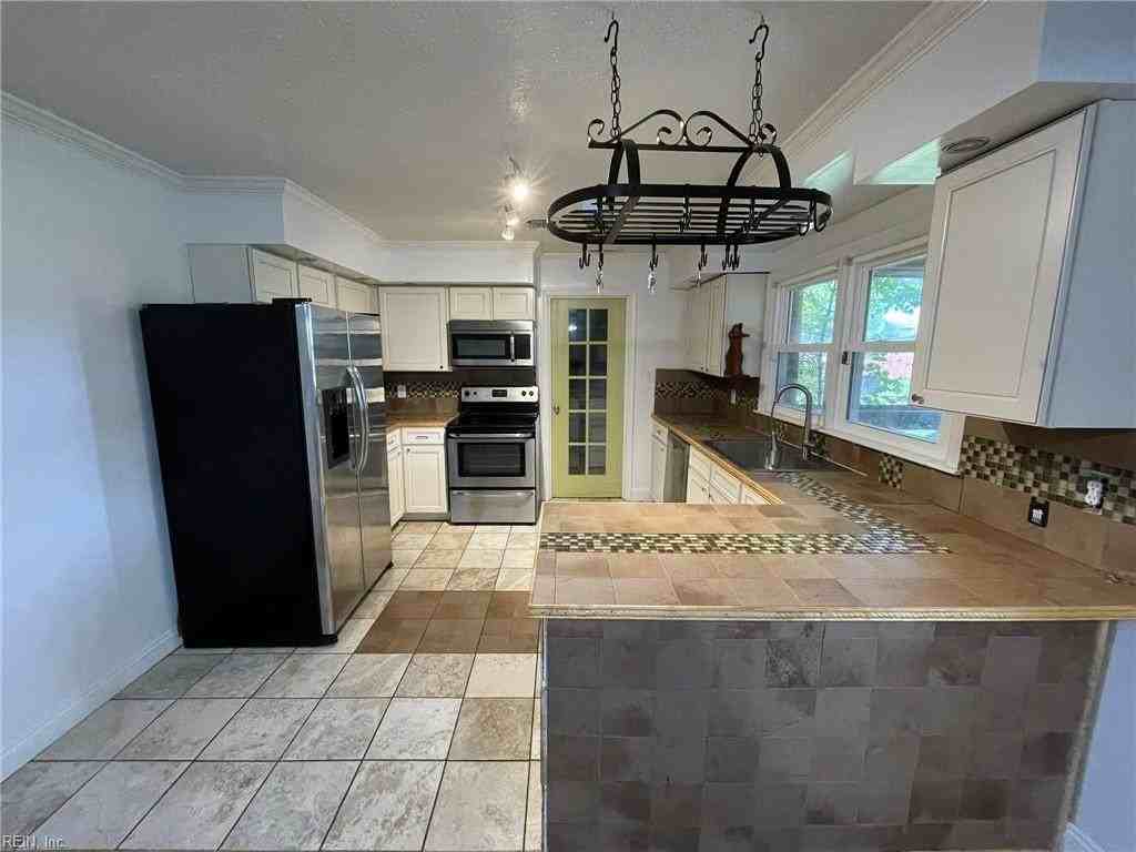 1341 Devonshire Ct - Photo 4 of 23