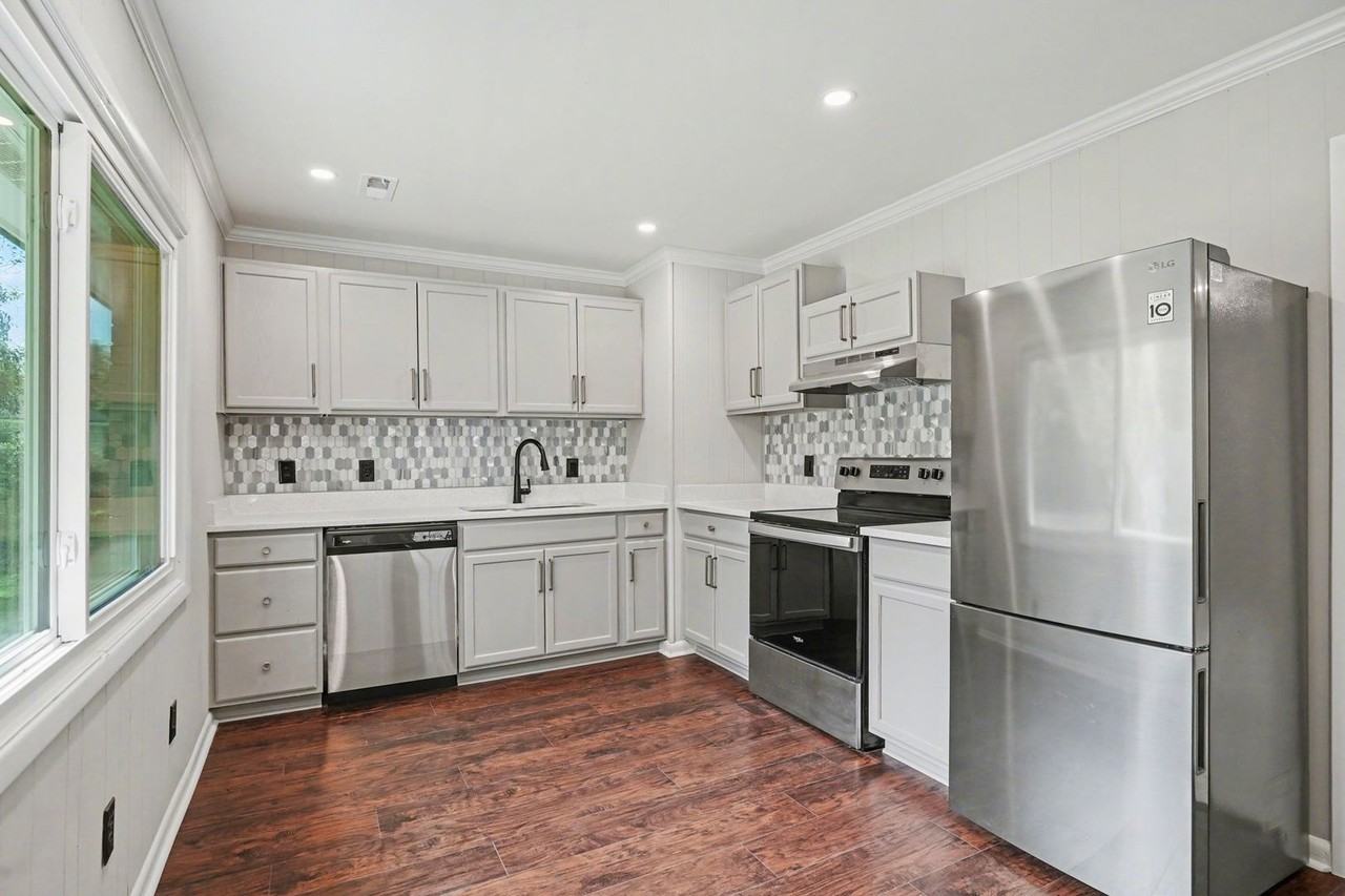 1633 Bruce Cir - Photo 5 of 15