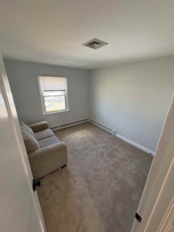 121 Henry Street - Photo 7 of 11