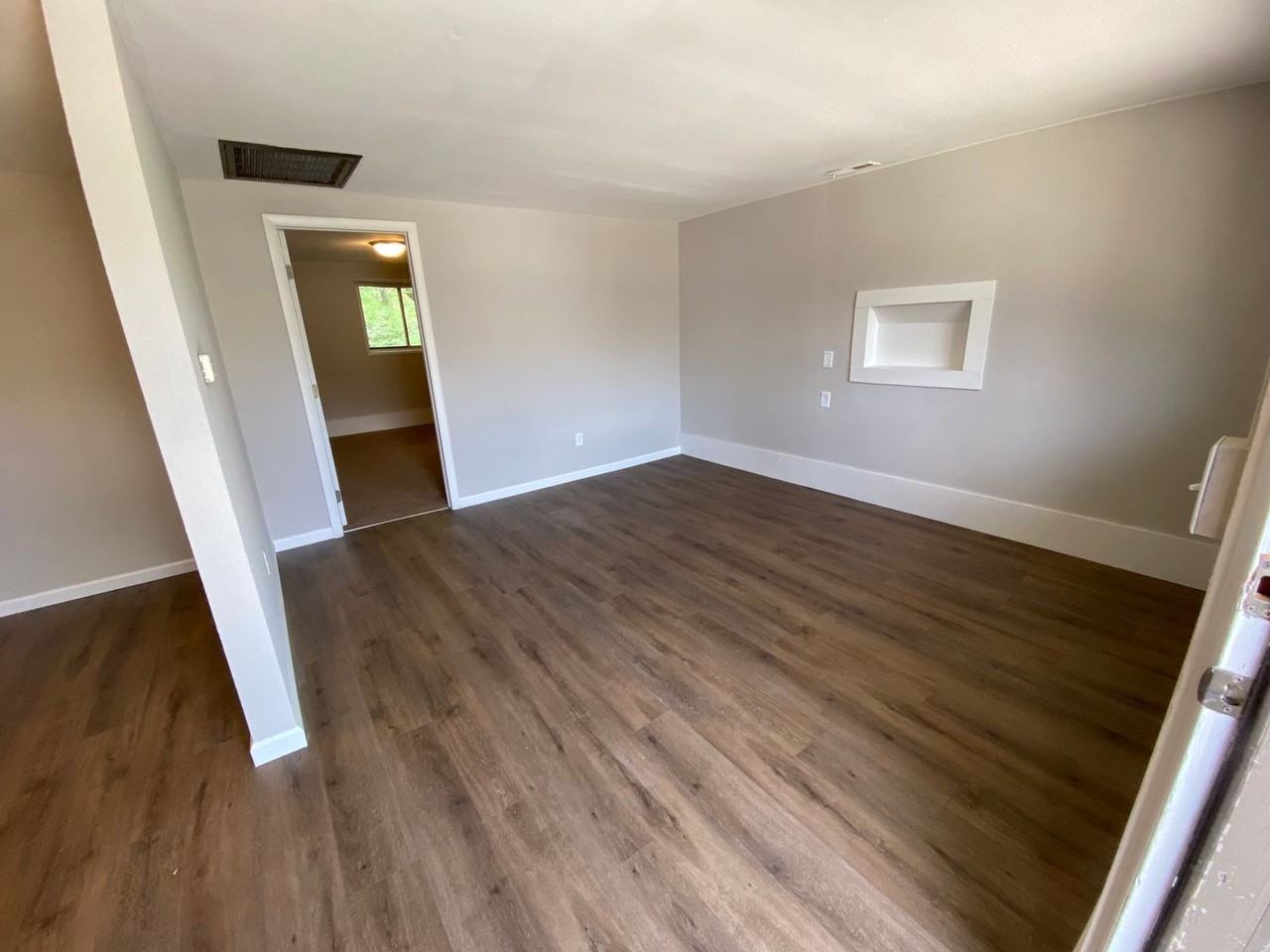 1116-1118 Holloway St - Photo 2 of 12