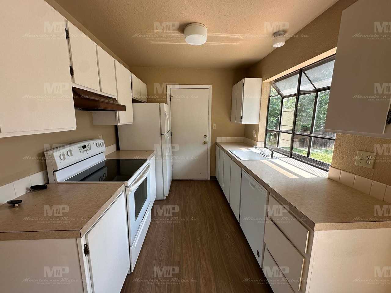 3412 Worwick Dr - Photo 4 of 19