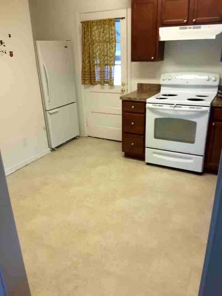 211 Hubbard Ln - Photo 3 of 8