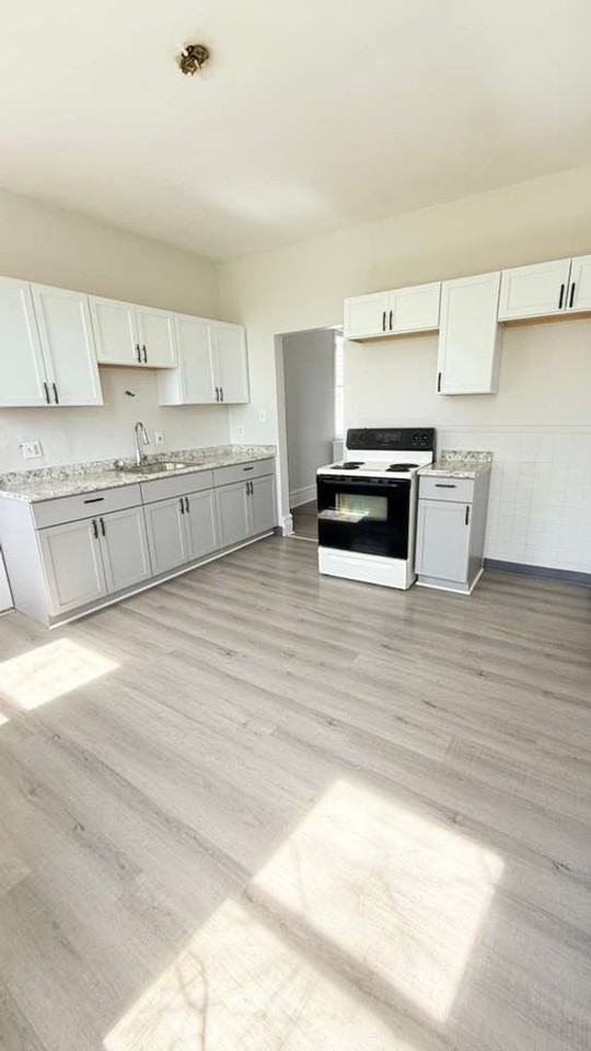 403 Spencer Ave - Photo 7 of 22