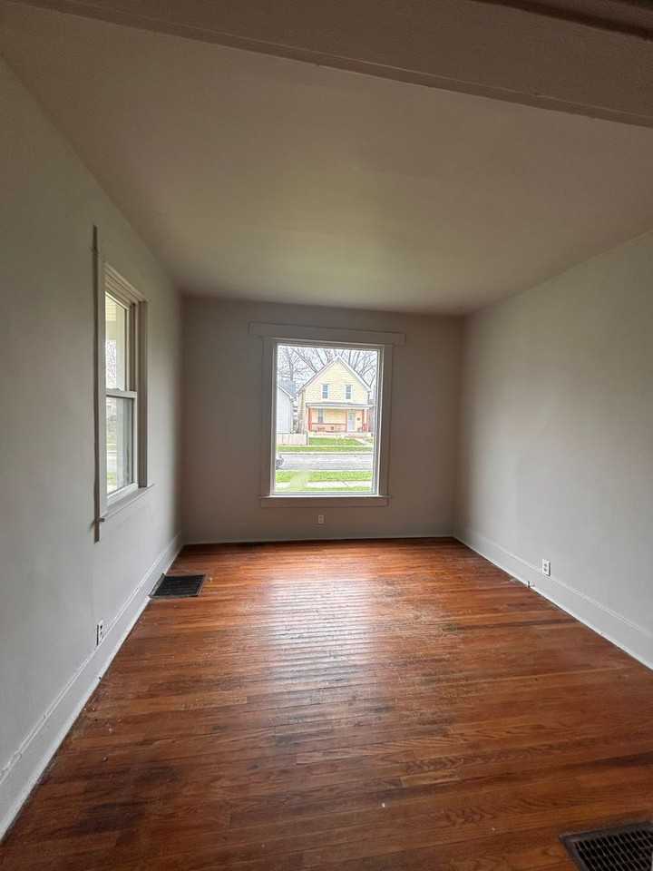 1320 Woodbine Pl - Photo 3 of 8