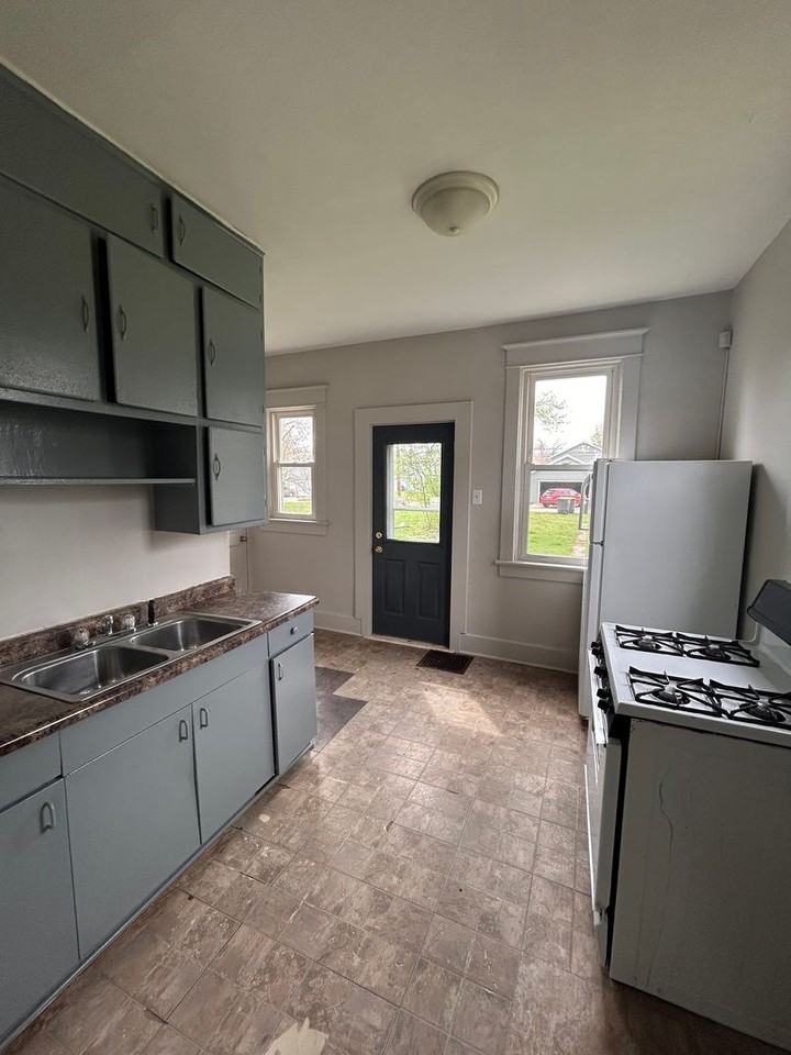 1320 Woodbine Pl - Photo 4 of 8