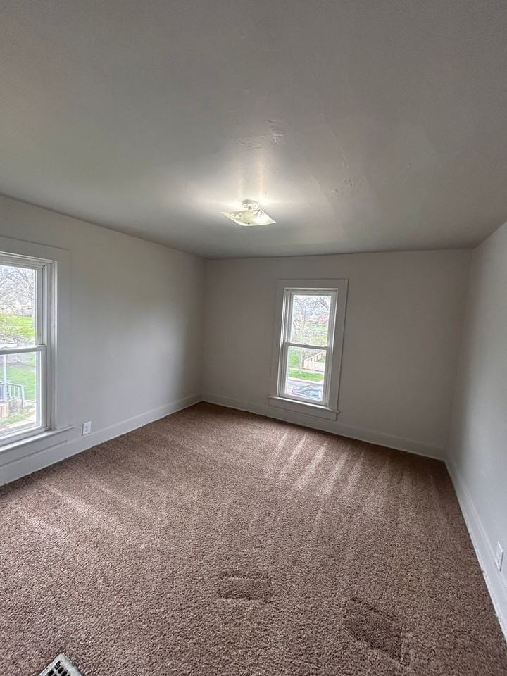 1320 Woodbine Pl - Photo 5 of 8