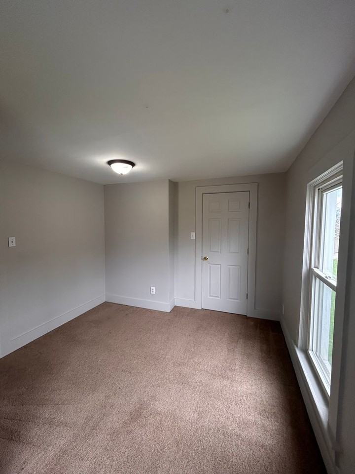 1320 Woodbine Pl - Photo 6 of 8