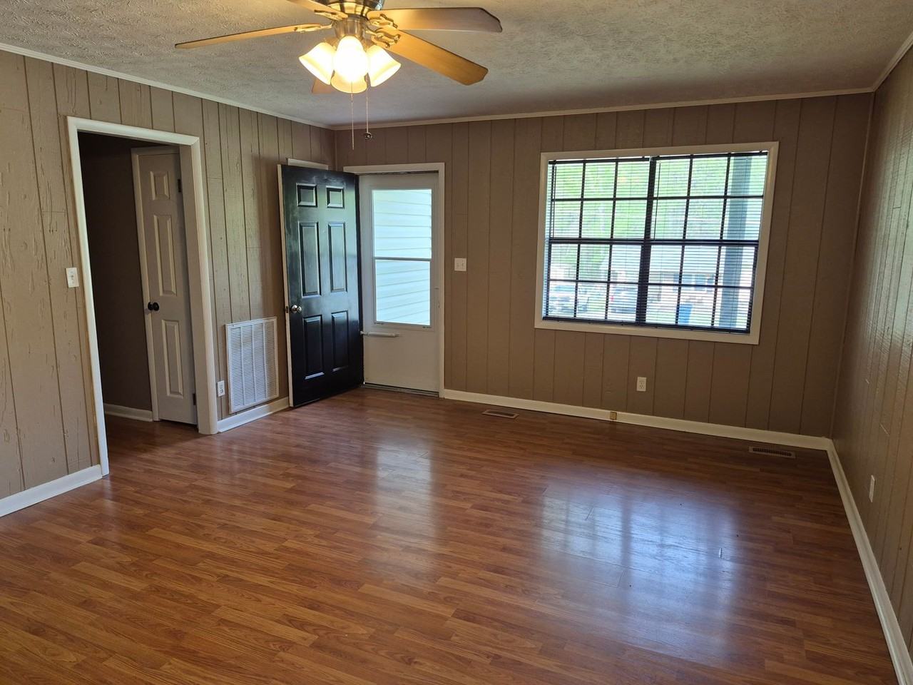 119 Southmoor Cir - Photo 3 of 19