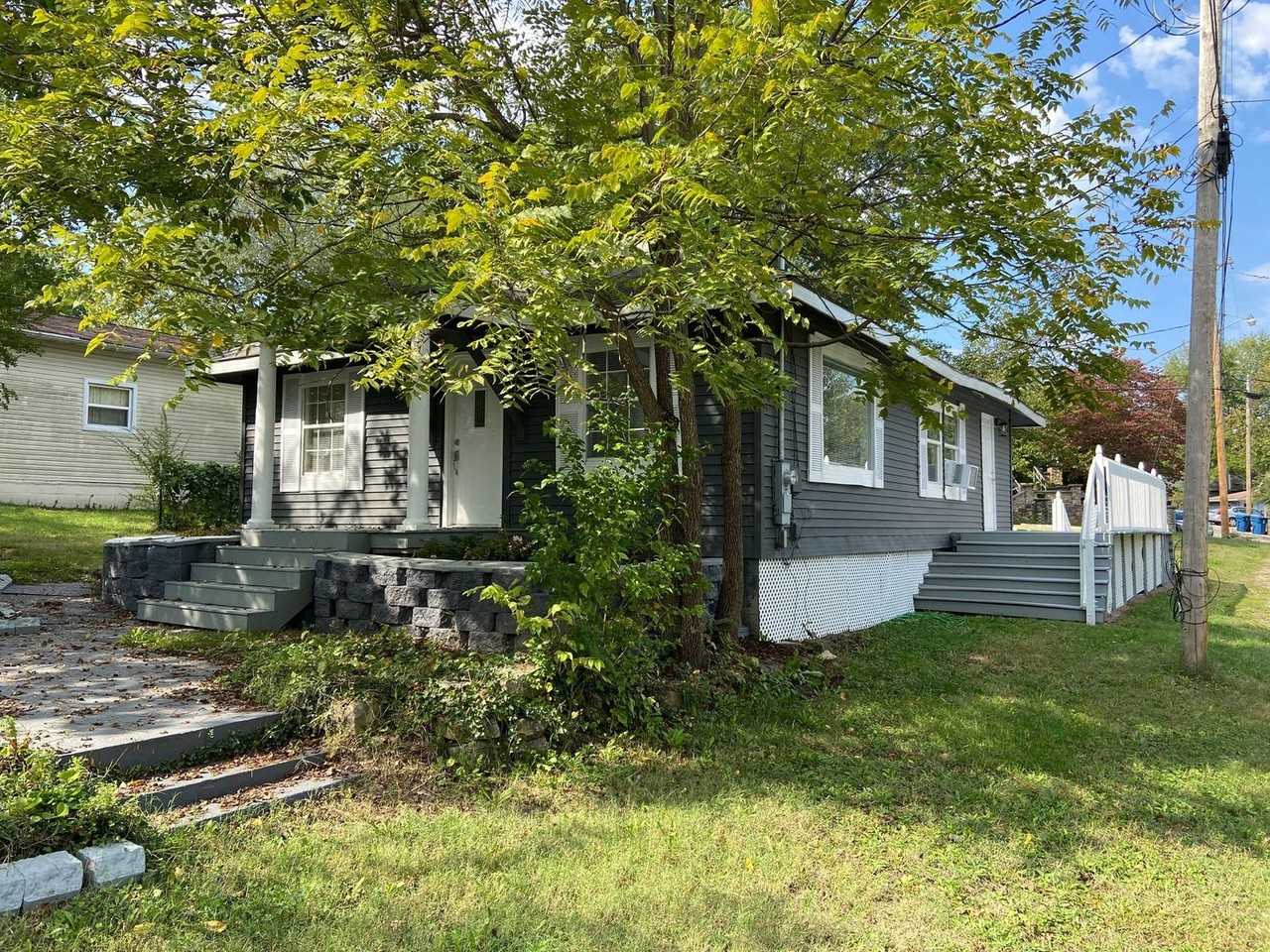 703 Brown St - Photo 2 of 30