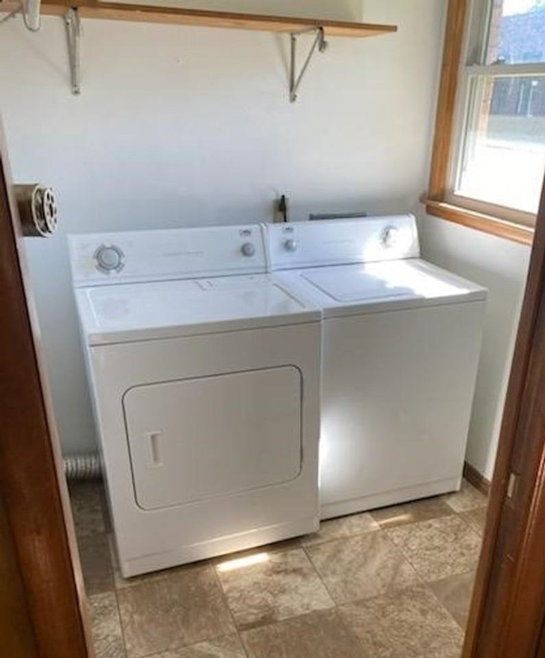 712 Meridian St - Photo 4 of 12