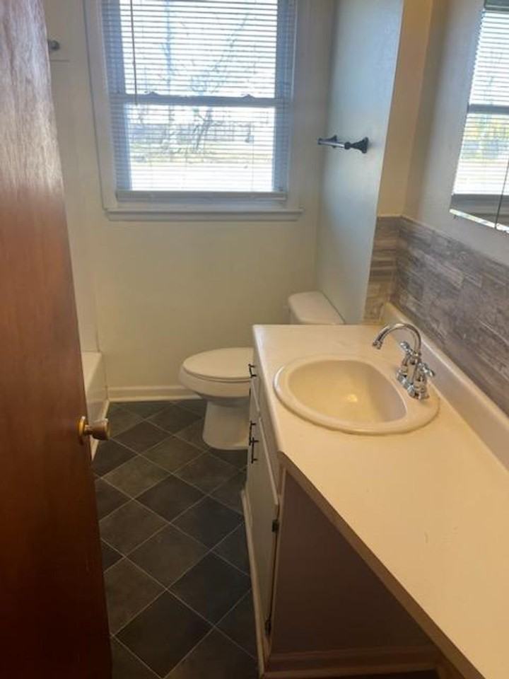 712 Meridian St - Photo 5 of 12