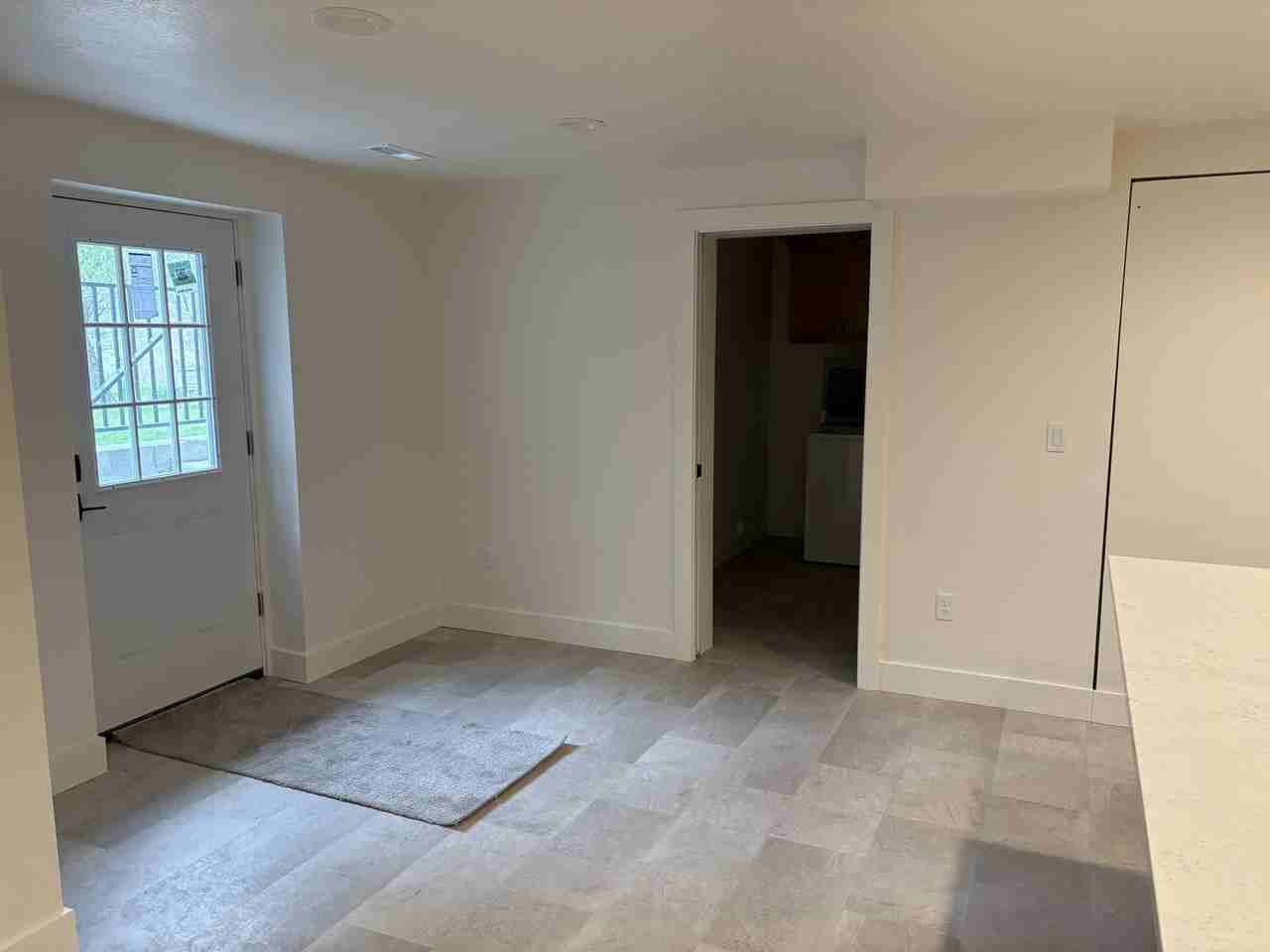 1040 Nw #B - Photo 3 of 10