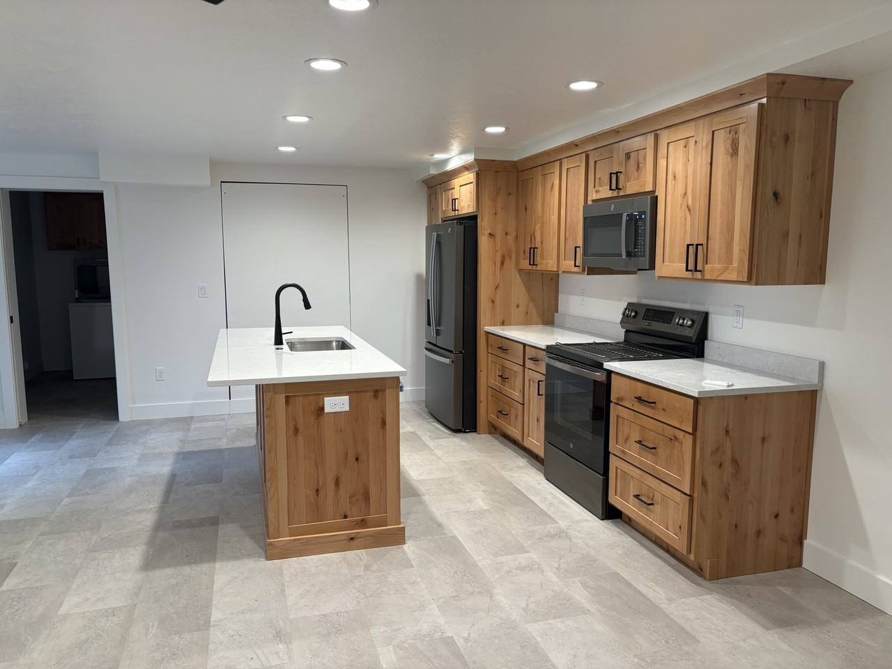 1040 Nw #B - Photo 4 of 10