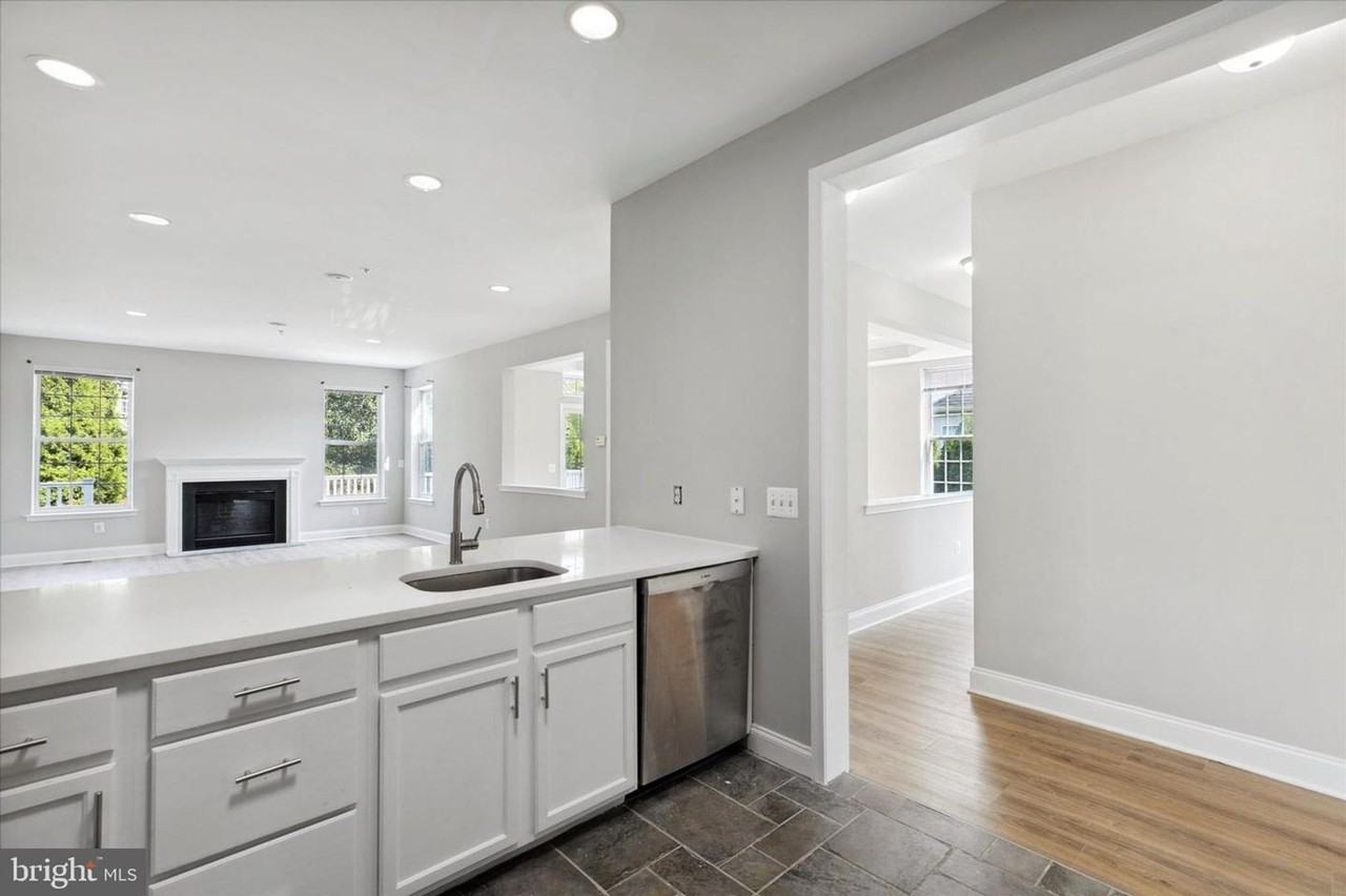 300 Moir Ave - Photo 4 of 17