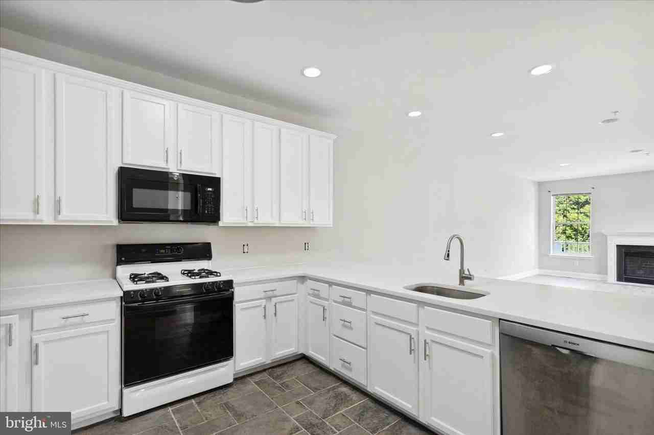 300 Moir Ave - Photo 5 of 17