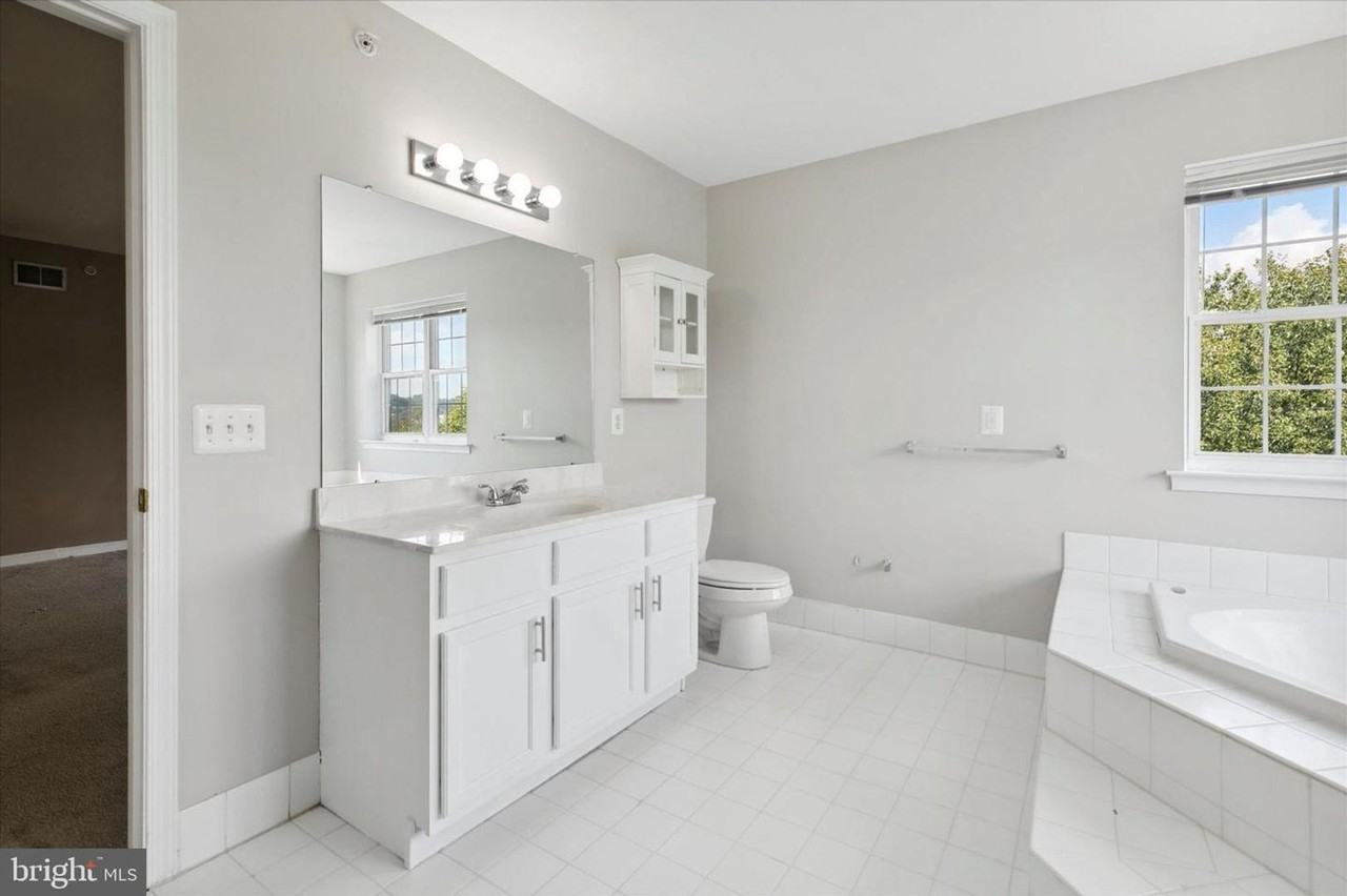 300 Moir Ave - Photo 6 of 17