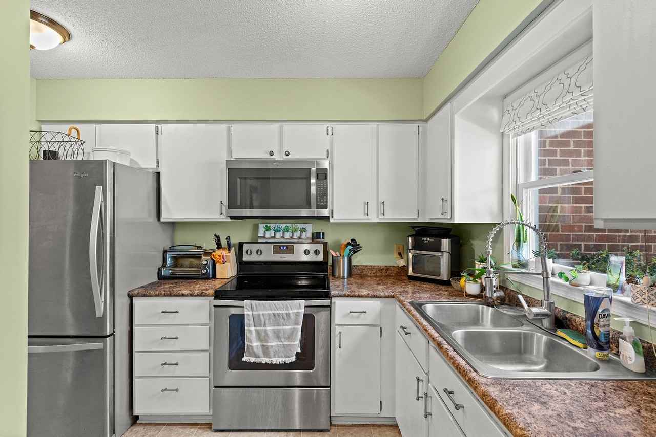 107 Gunston Ct - Photo 2 of 19