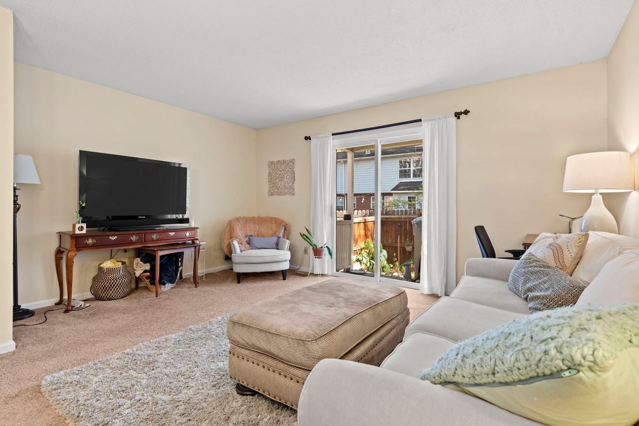 107 Gunston Ct - Photo 3 of 19