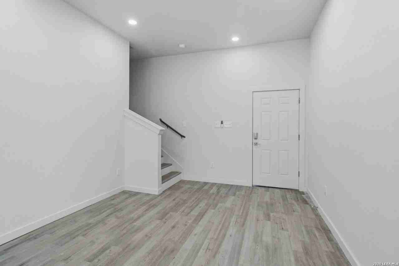 458 Blue Bonnet St - Photo 4 of 31