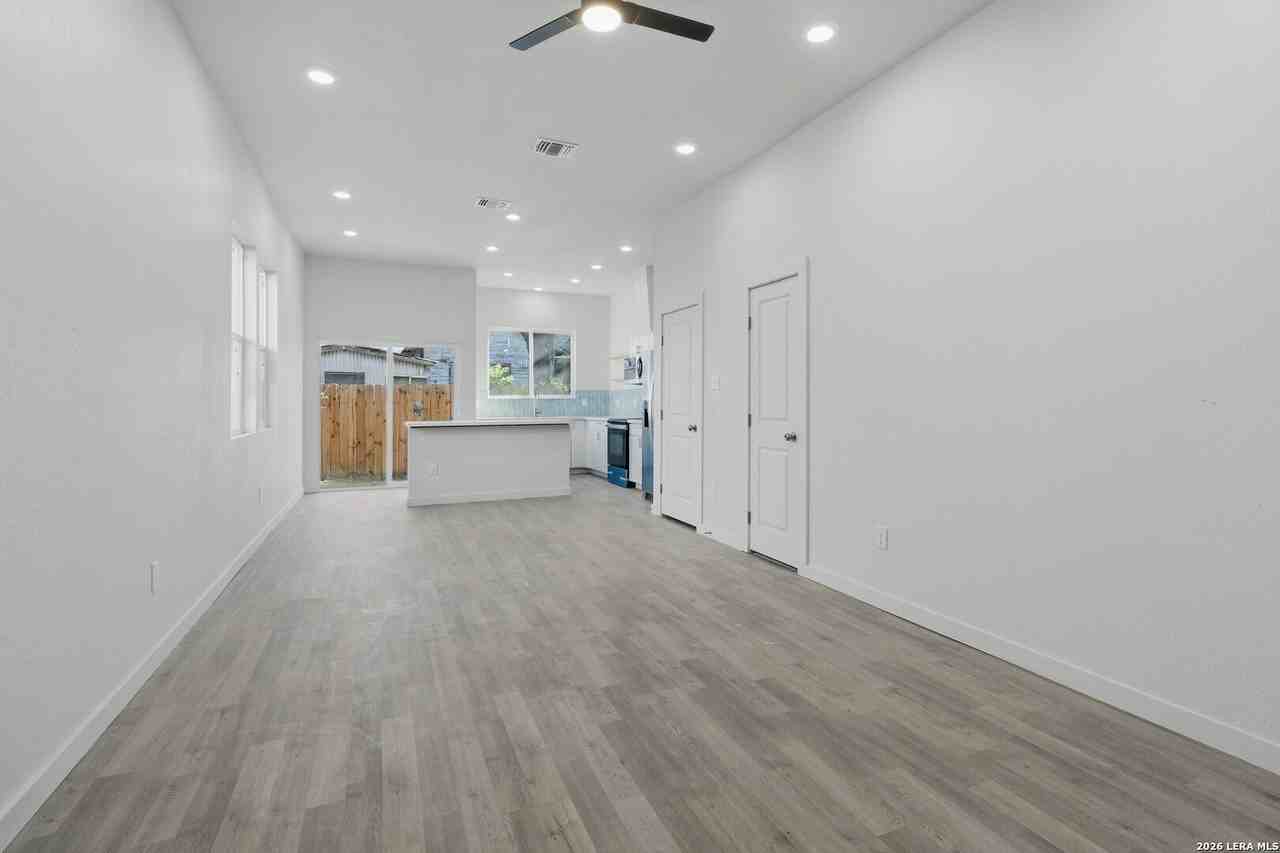 458 Blue Bonnet St - Photo 5 of 31