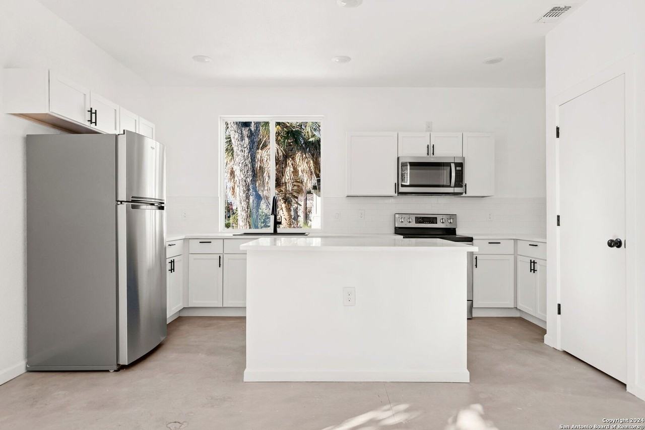 1005 Essex St #202 - Photo 4 of 15