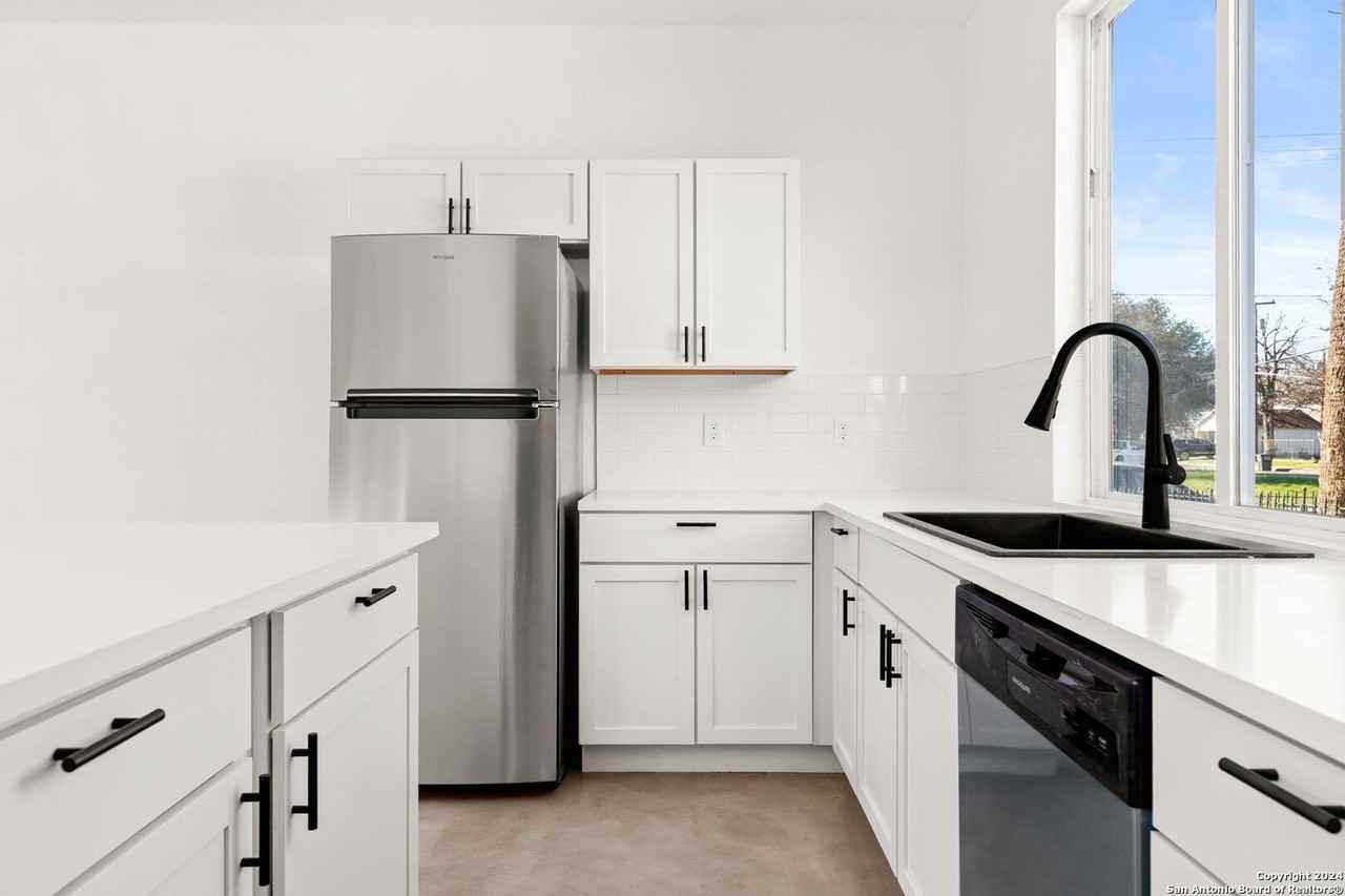 1005 Essex St #202 - Photo 6 of 15