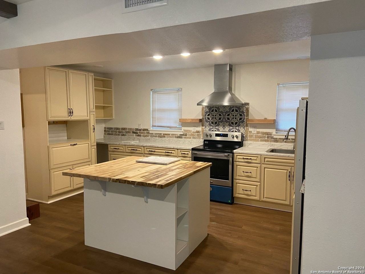 442 Harcourt Ave - Photo 4 of 22