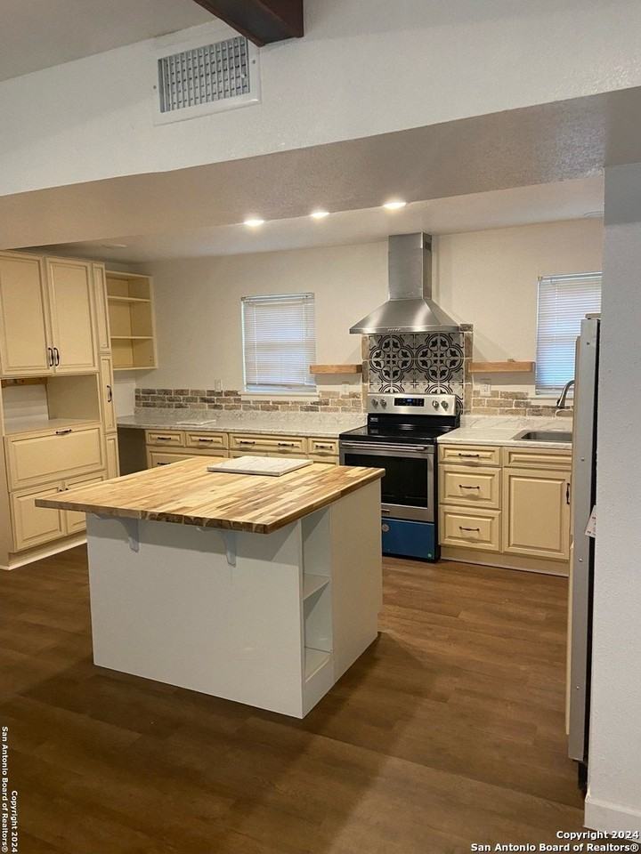 442 Harcourt Ave - Photo 5 of 22