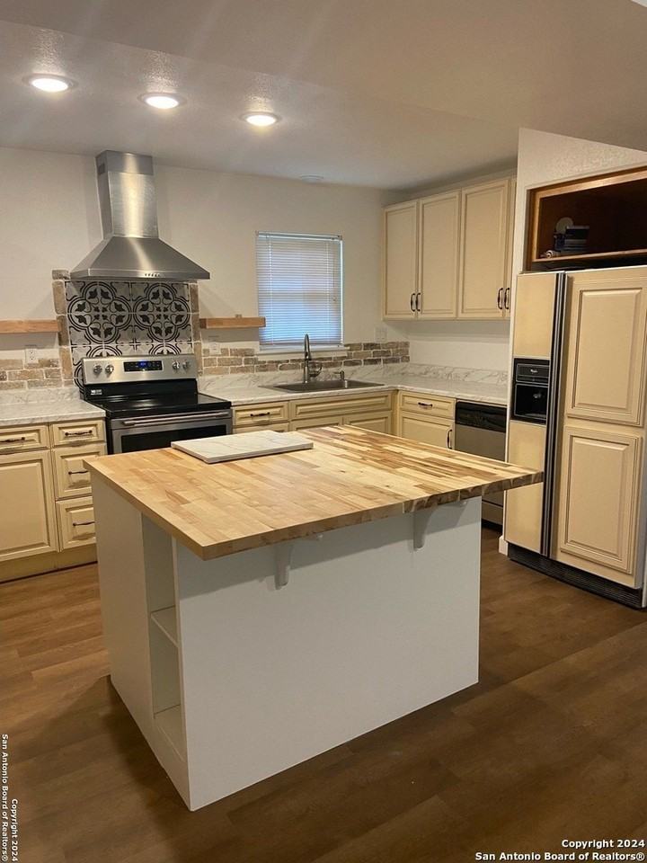 442 Harcourt Ave - Photo 6 of 22