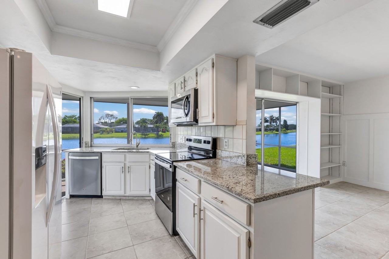 4469 Beechwood Lake Dr - Photo 7 of 48