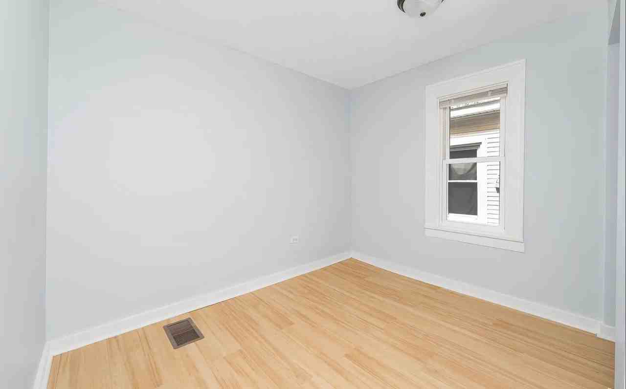 1044 Muskegon Ave Nw - Photo 5 of 18