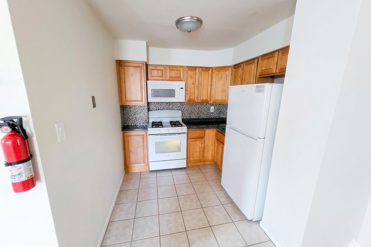 2726 Cranston Rd - Photo 3 of 7