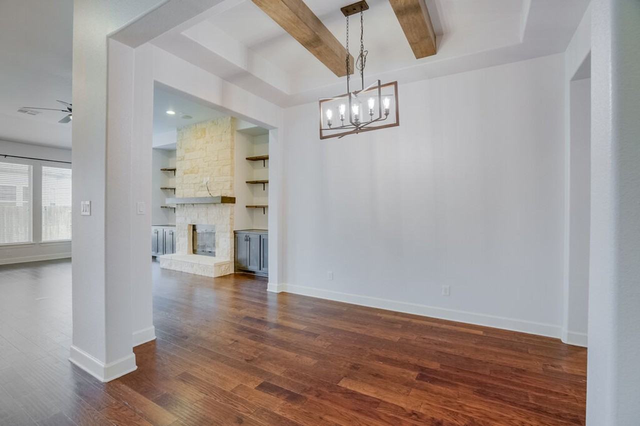 124 Fontainebleau St - Photo 3 of 20