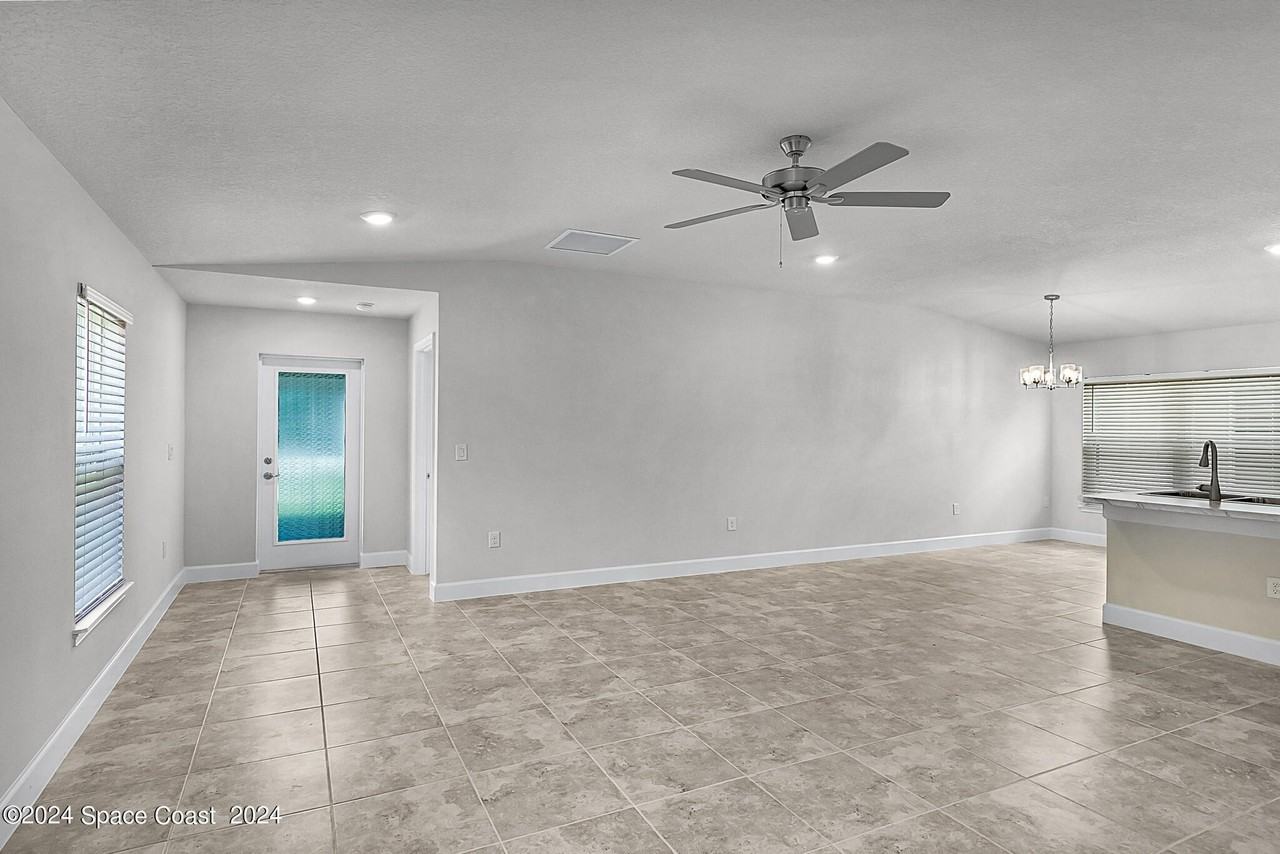 1063 Grantham Ln Se - Photo 6 of 31