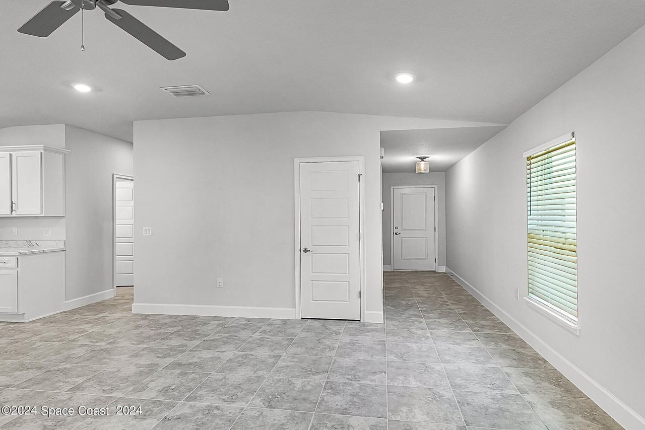 1063 Grantham Ln Se - Photo 7 of 31