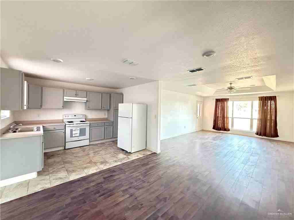 415 W Edinburg Ave - Photo 3 of 10