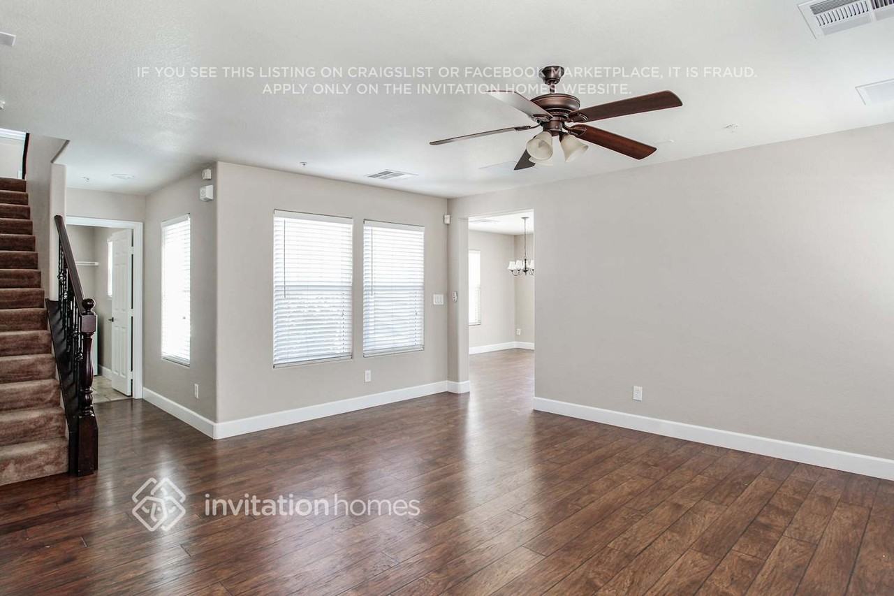 686 Point Bluff St - Photo 2 of 13