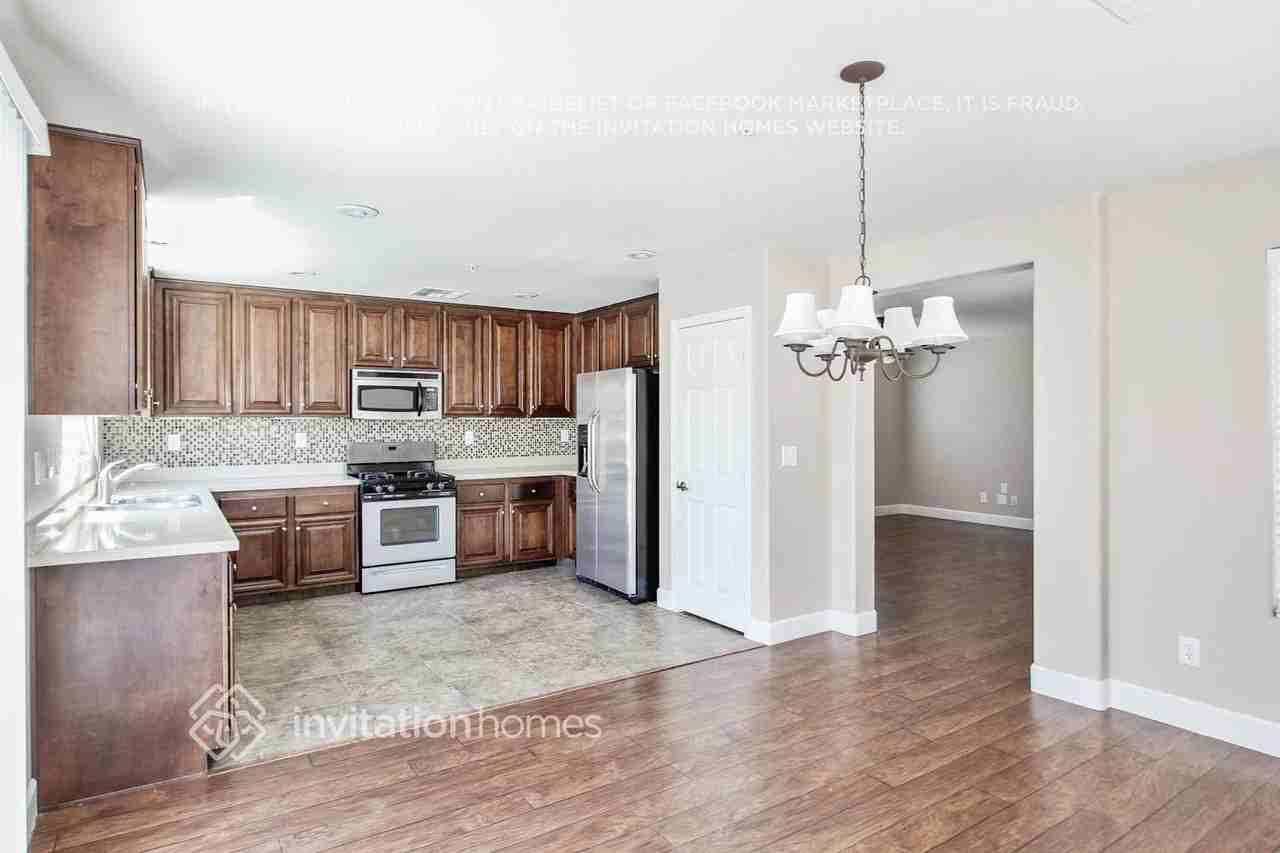 686 Point Bluff St - Photo 3 of 13