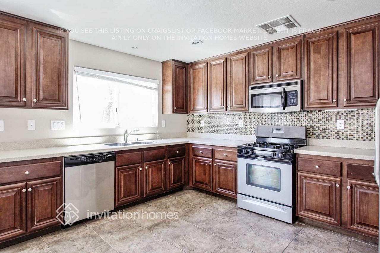 686 Point Bluff St - Photo 4 of 13