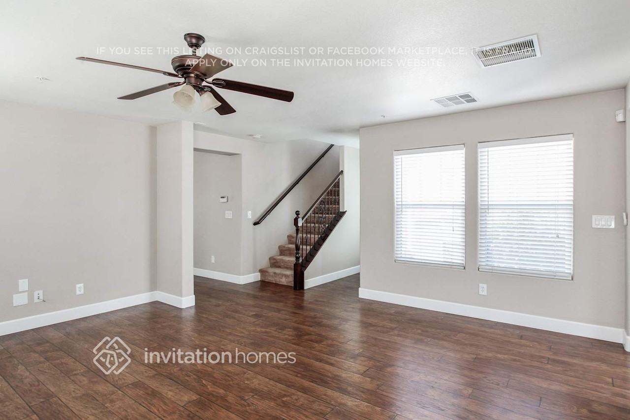 686 Point Bluff St - Photo 5 of 13