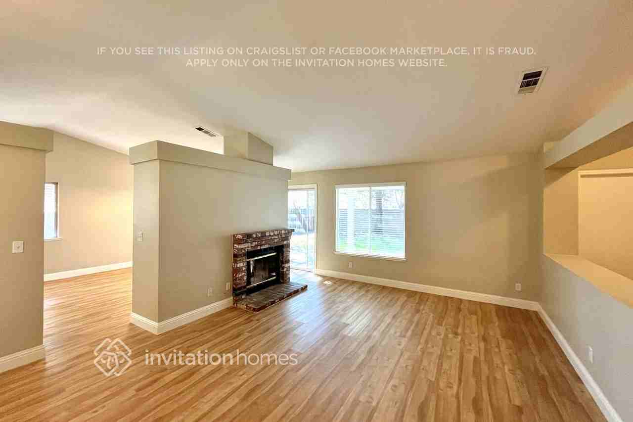 2522 Drummond Dr - Photo 2 of 10