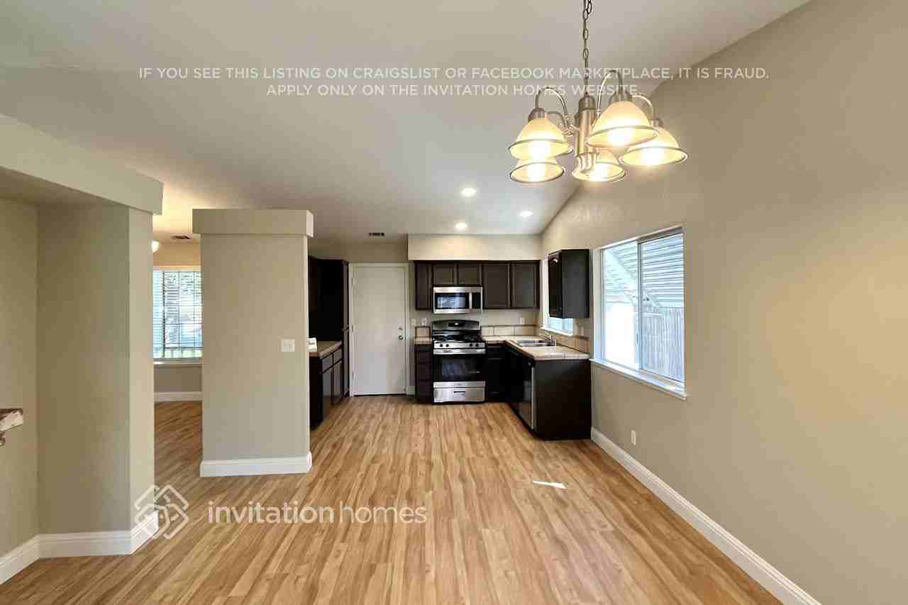 2522 Drummond Dr - Photo 3 of 10