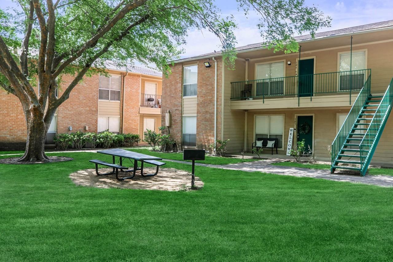 Bay Oaks - Photo 3 of 36