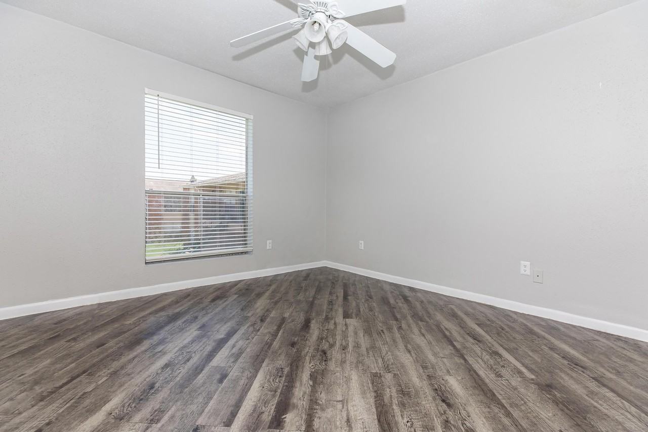 Bay Oaks - Photo 6 of 36