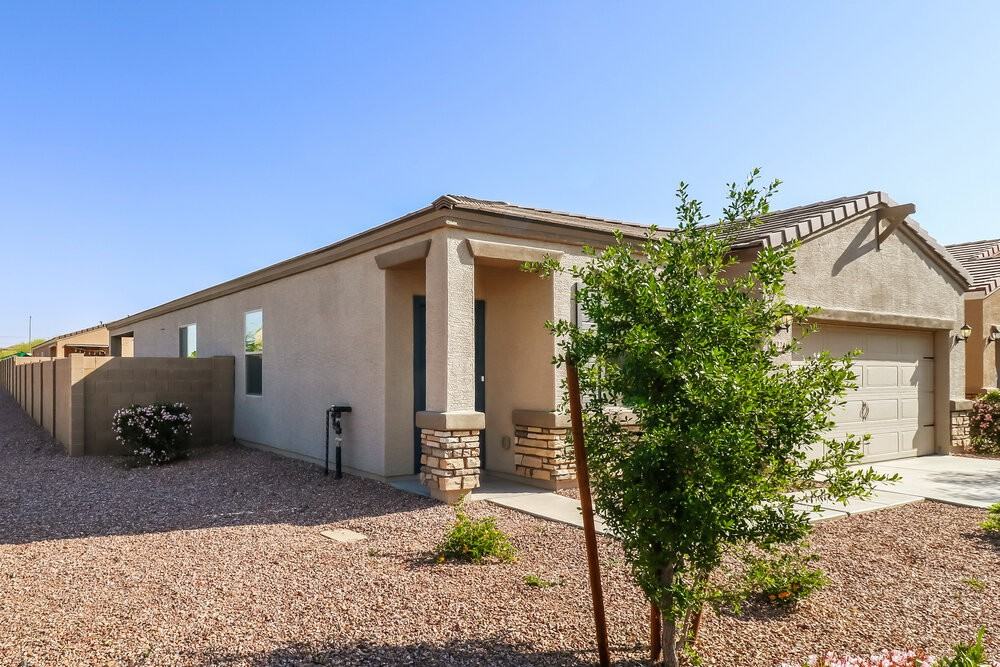 8224 W Encinas Ln - Photo 3 of 16