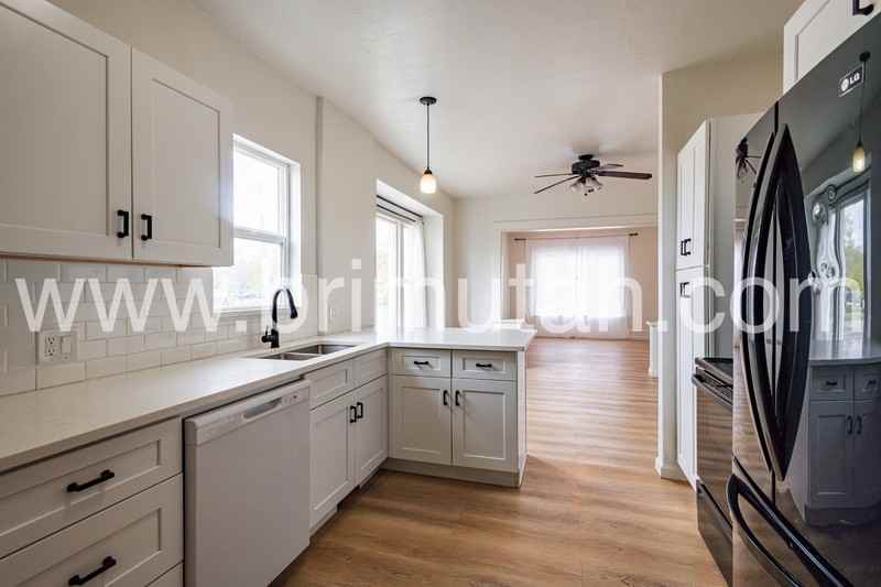 254 E St - Photo 3 of 26