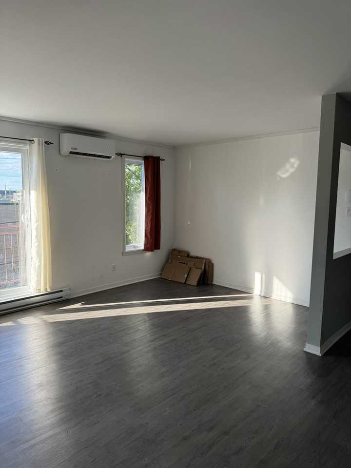 2375 Rue Henri-Cyr - Photo 2 of 11