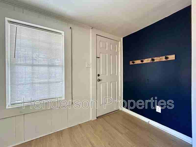 532 E Iredell Ave #B - Photo 2 of 9