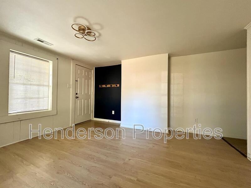 532 E Iredell Ave #B - Photo 3 of 9