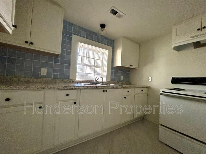 532 E Iredell Ave #B - Photo 4 of 9